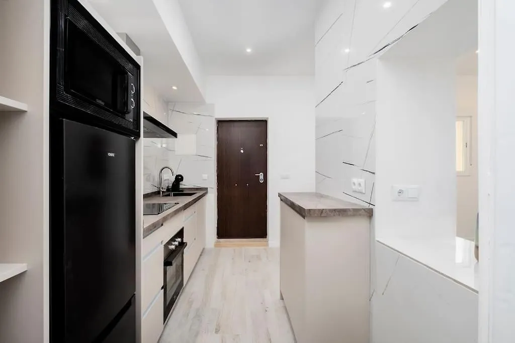 Newly Refurbished Modern 2-Bed Apartment In Heart Of Torremolinos