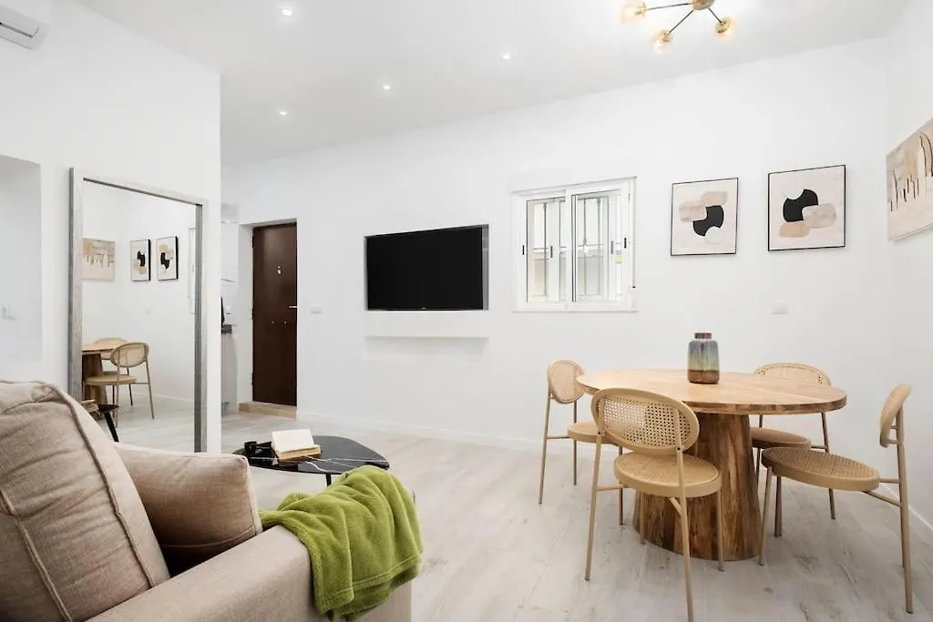 Newly Refurbished Modern 2-Bed Apartment In Heart Of Torremolinos 0*,